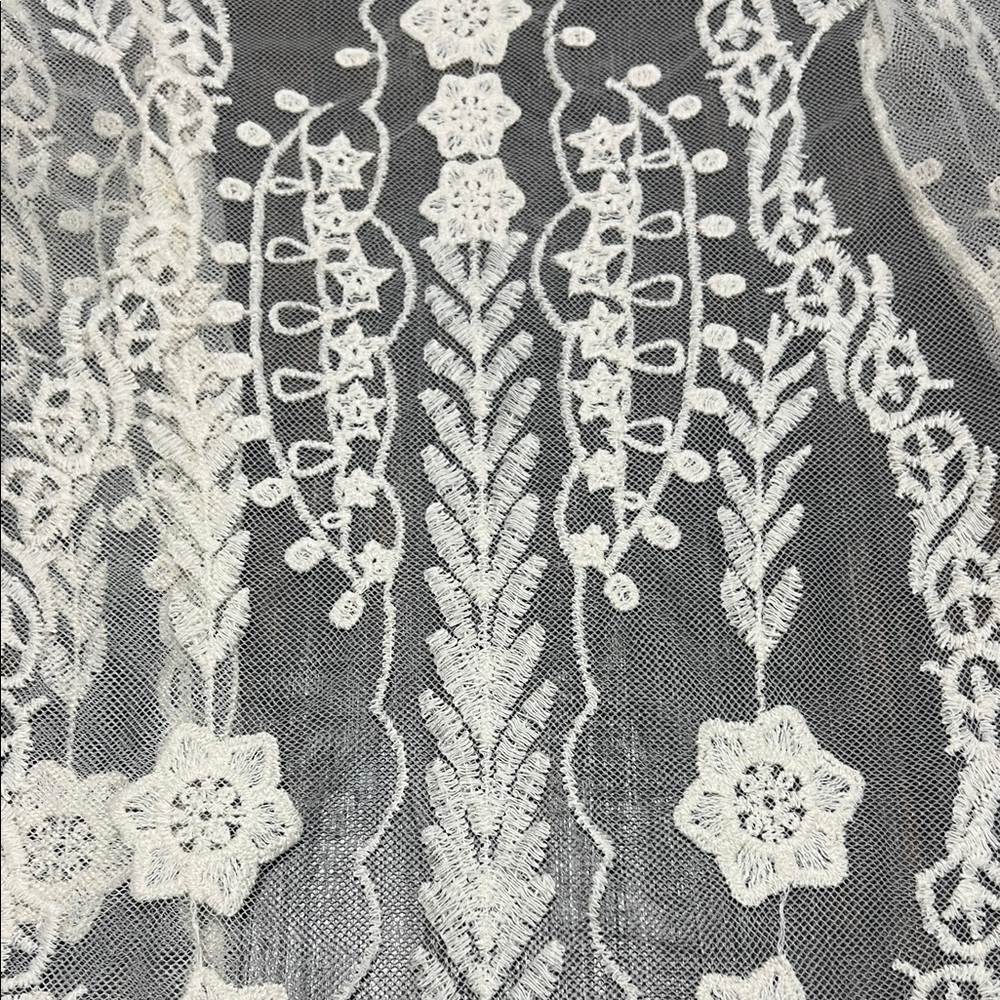 Hit List Lace Star Pattern Top - Picture 11 of 12